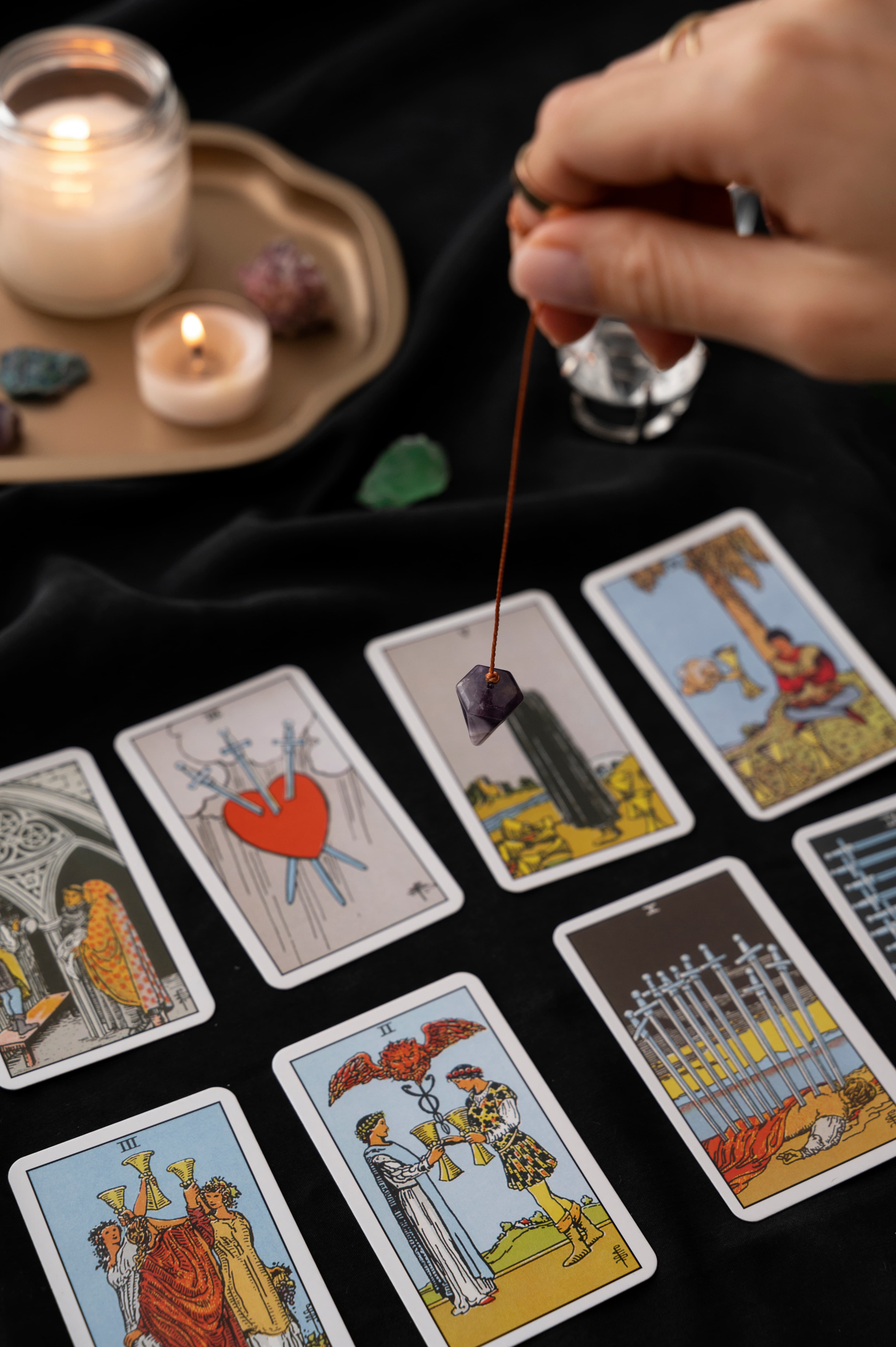 Cartas de tarot dispuestas durante una sesión con péndulo